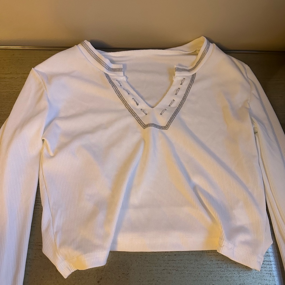 white long sleeve trendy top
